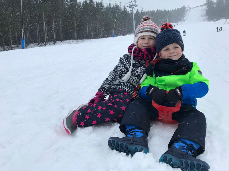 kinderen sleeën in de harz