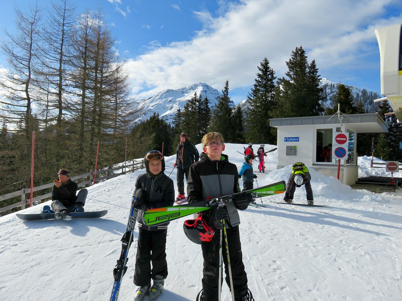 Zeb en Tycho met de ski's in de hand bij de skilift.