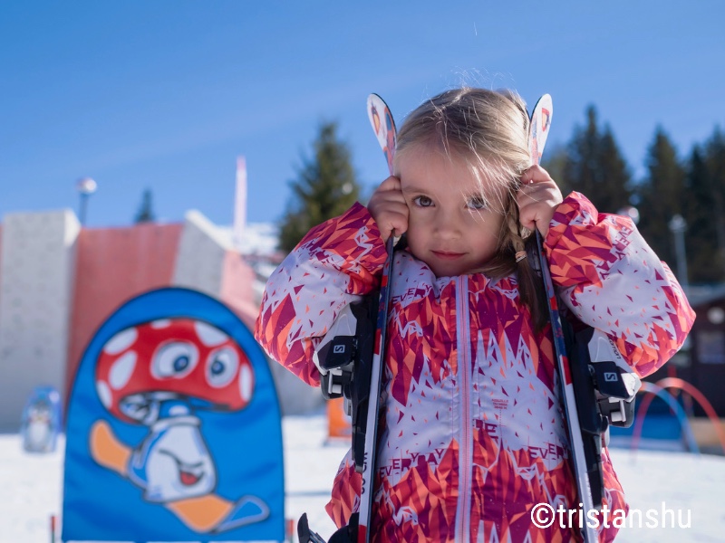 Meisje op wintersport in Frankrijk