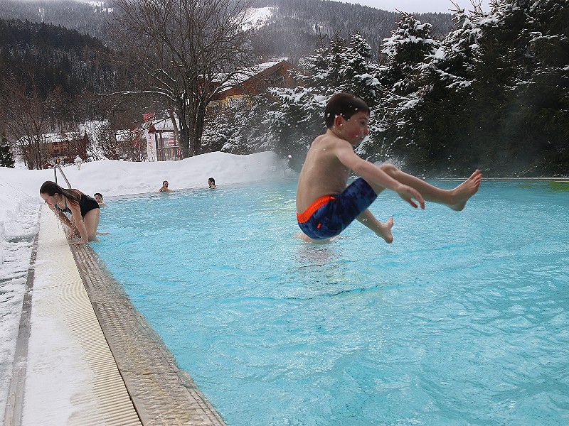Jump! Lekker zwemmen in de sneeuw!