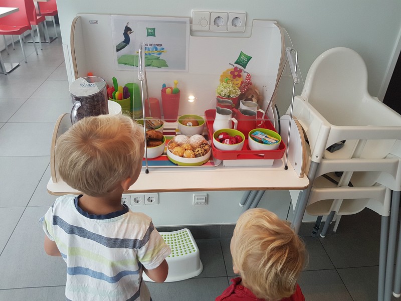 kinder ontbijtbuffet bij Ibis Hotel