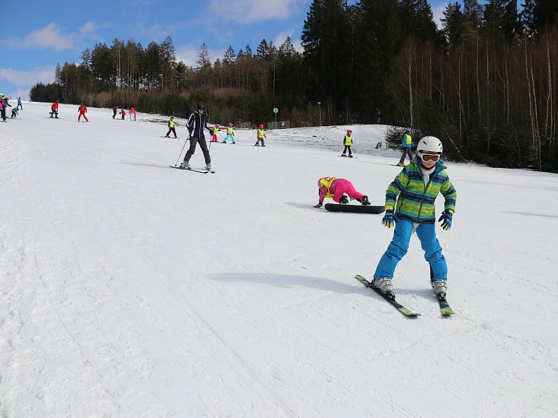 Lekker skiën in het zonnetje op een vers pak sneeuw!