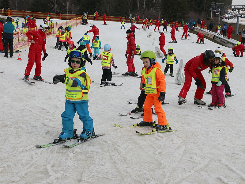 Leren skiën in het kinderland van Lipno