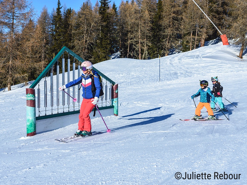 Kindjes achter de ski instucteur aan