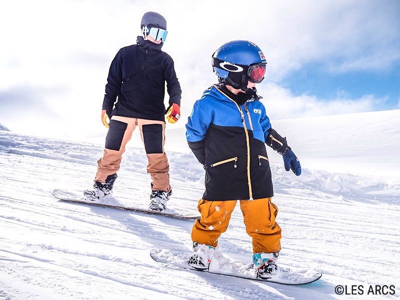 Jongentje op de snowboard