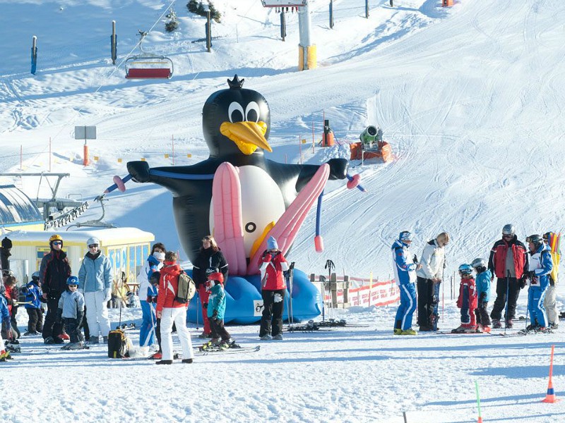 Skischool Berwang mascotte Bobo opblaaspop.