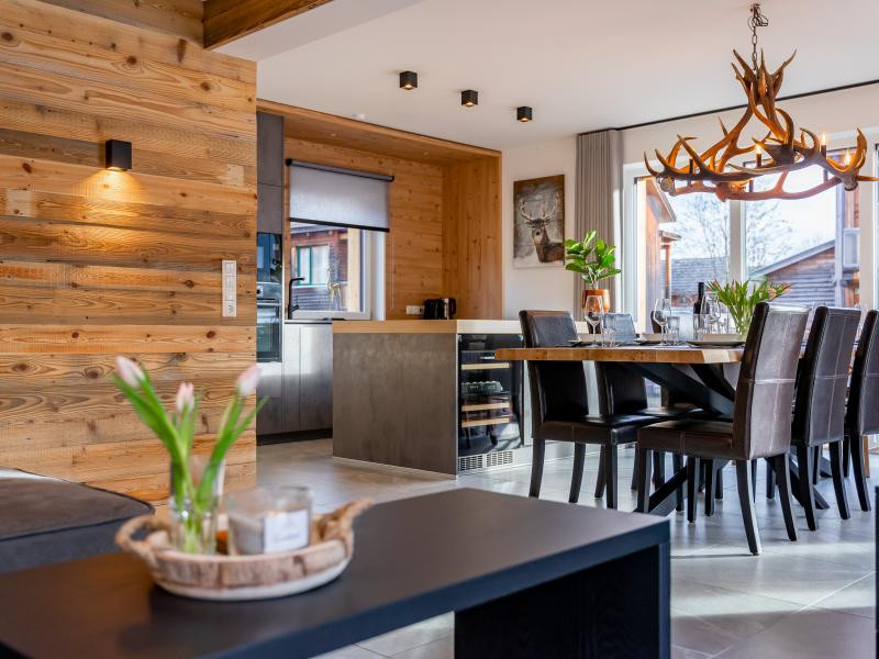 De woonkamer en keuken van Chalet Berg Glück