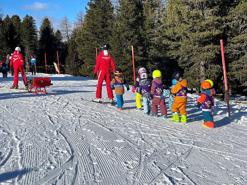 De kinderen op skiles op de Kreischberg