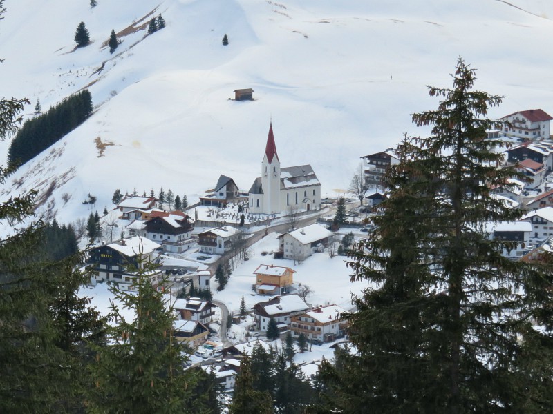 Uitzicht op het dorpje Berwang vanaf de berg