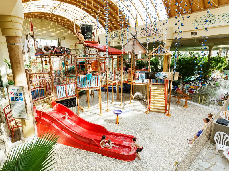 kinderen spelen in het waterplayhouse