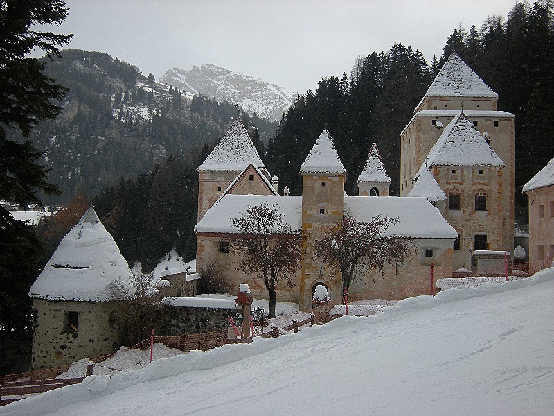 Het kasteeltje van het dorp Santa Christina ligt pal aan de piste