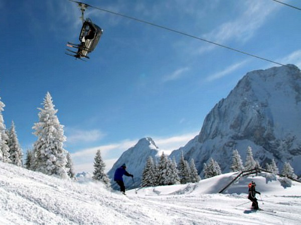 Skipiste en skilift bij Ehrwald in de Zugspitz Arena