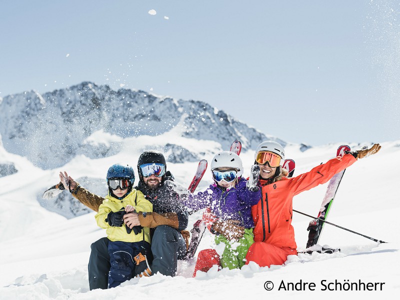 Gezin in de sneeuw op de gletcher