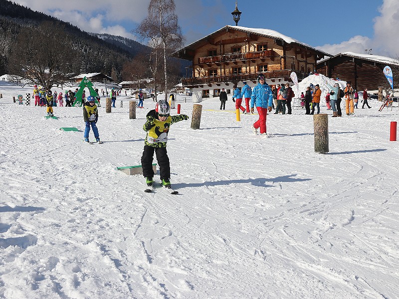 Skiën in het weiland! Het gebouw op de achtergrond is de boerderij.