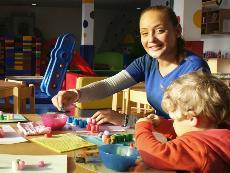 Knutselen aan tafel bij de kinderopvang