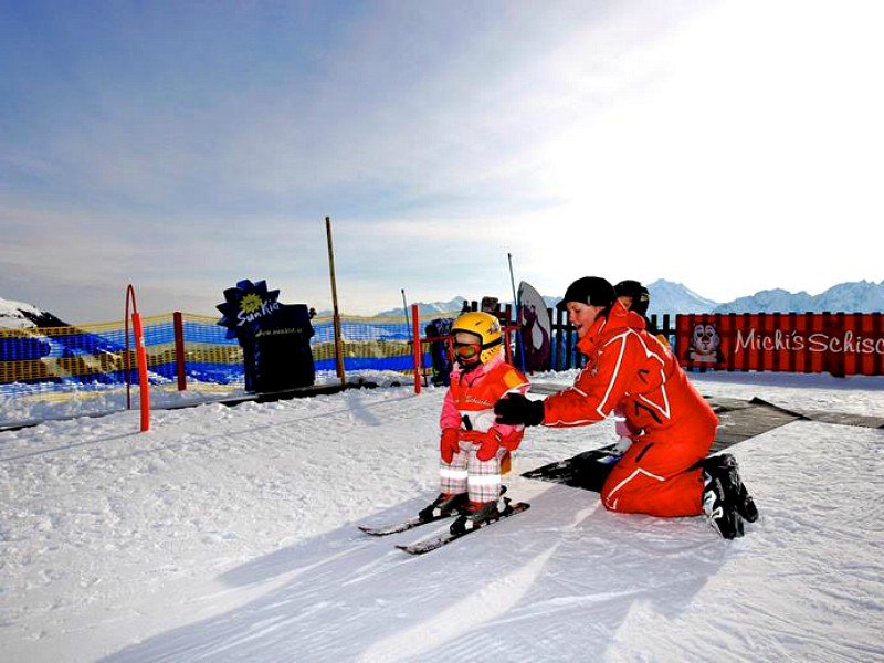 Kindje leert skiën bij skischool Michi's in Gerlos
