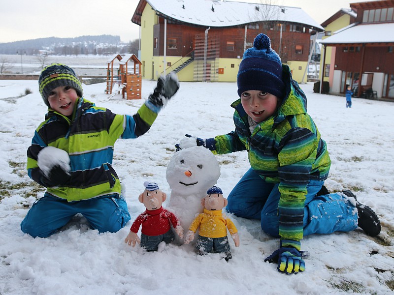 Met de buurmannen in de sneeuw!