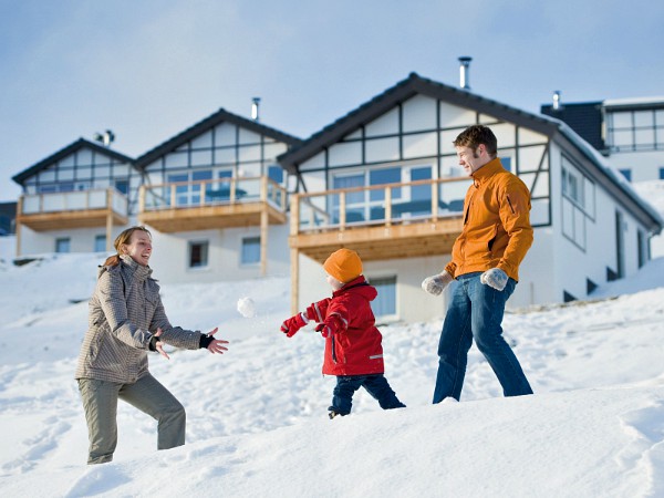 Gezin in de sneeuw in het vakantiepark Landal Winterberg