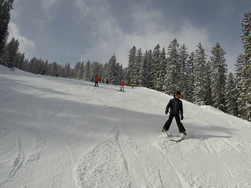 De skipiste van Lermoos. Tycho komt naar beneden geskied.