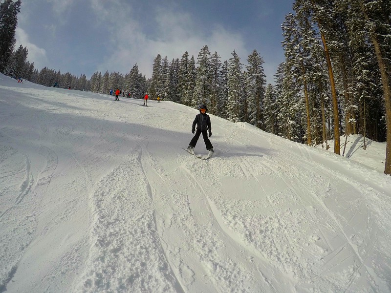 Jongen komt skiënd van de berg af in Lermoos