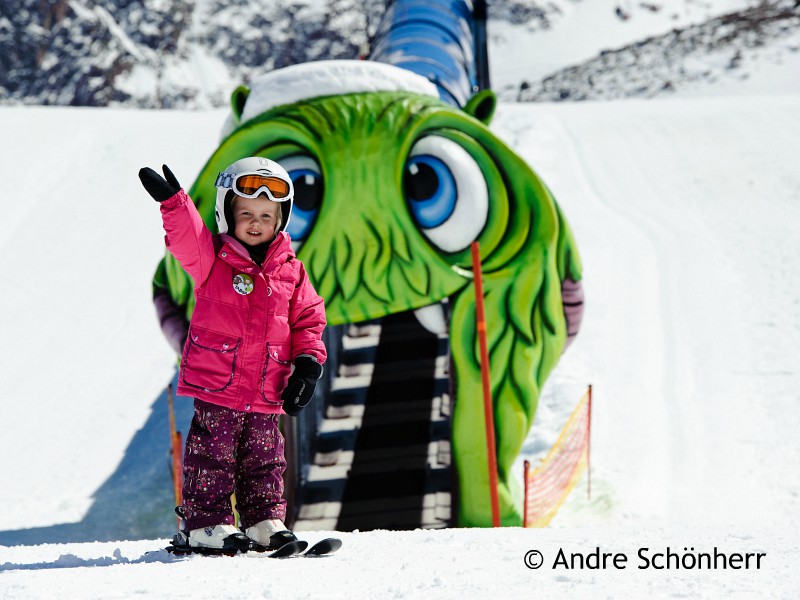 meisje voor de ingang van de lopende band op de skipiste