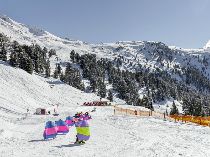 Spelenderwijs leren de kinderen skiën.