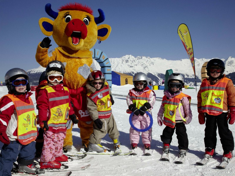 Een skiklasje met mascotte Berta de Koe