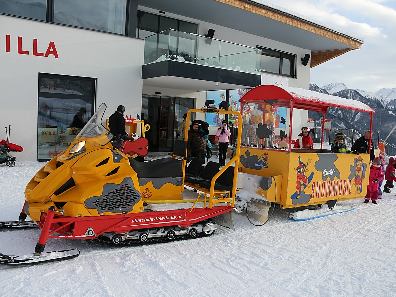 Gezellig met de 'trein' achter de sneeuwscooter!