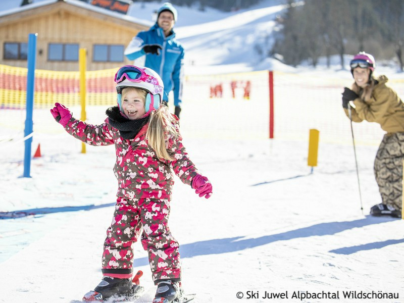 Meisje op skies op de oefenpiste van Reith im Alpbachtal