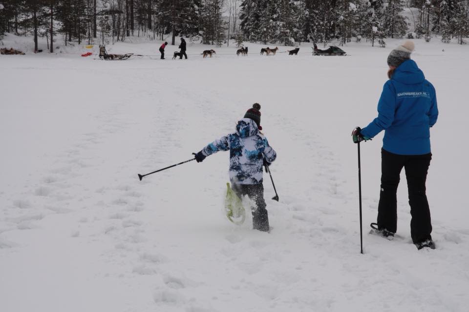 op sneeuwschoenen wandelen naar de husky slee