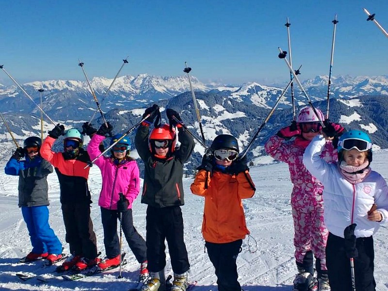 Kinderen poseren boven op de berg