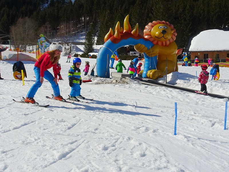 Skiles op de kinderpiste in de Steiermark