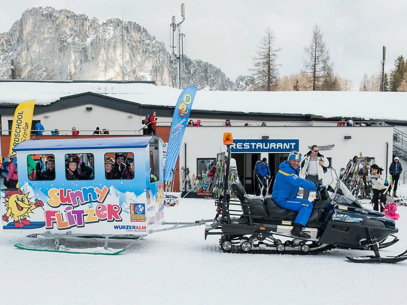 Vervoer per Sunny Flitzer van de skilift naar de skischool!