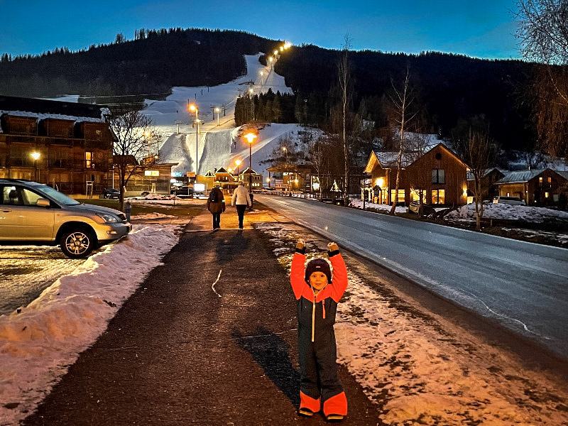 Het dorpje Sankt Goergen met de skipiste bij night