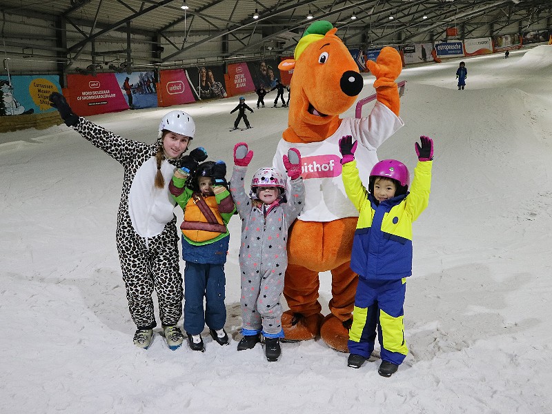 Gezellig skiën bij De Uithof Den Haag met de mascotte!