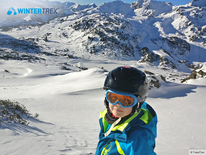 kind op de piste voor een mooi uitzicht