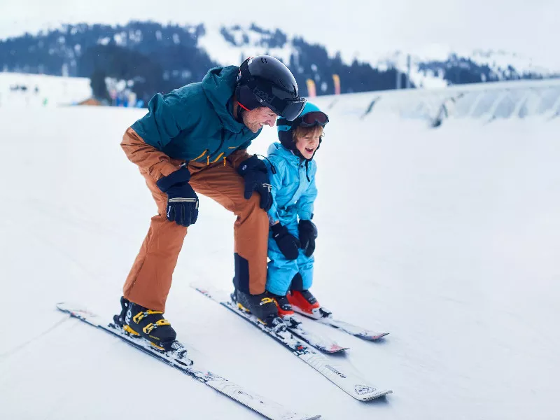 Vader en zoon aan het skiën bij Pierre et Vacances